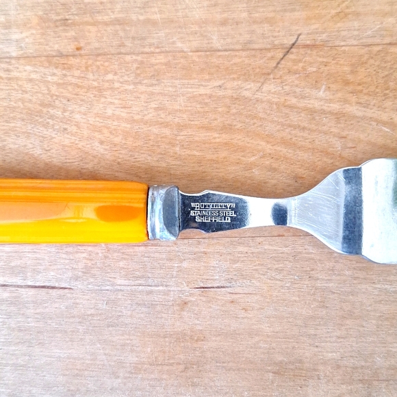 Mixed Lot of 37 Vintage Mid-Century Bakelite Utensils in Yellow-Orange. - Picture 7 of 10